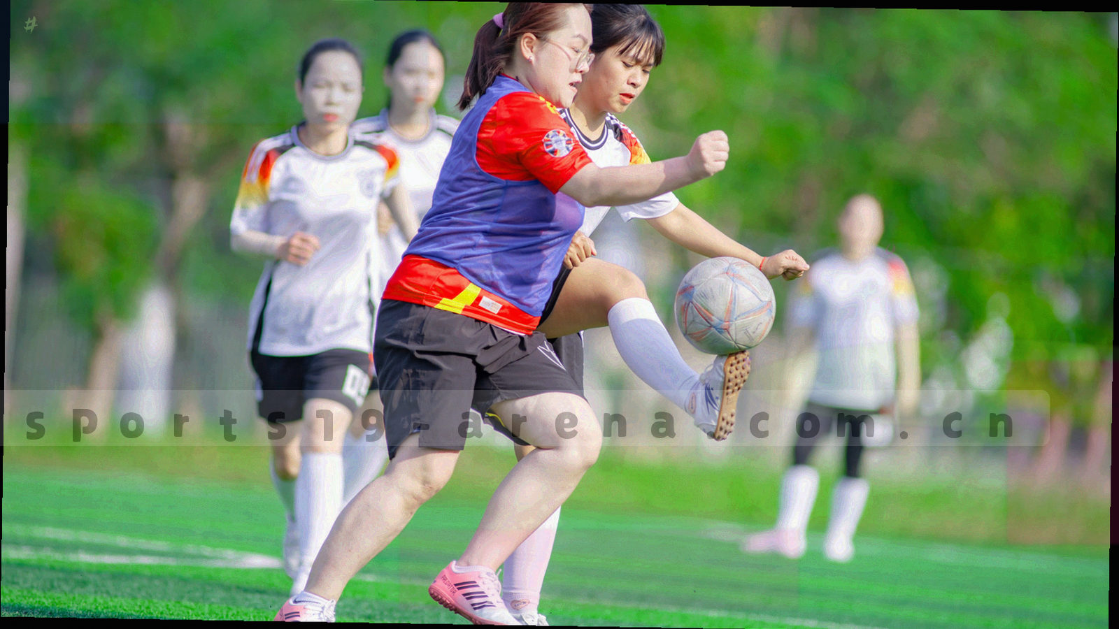 细线网格与虚线分隔构成的抽象图形，纸底上以暖棕线条标出索引刻度